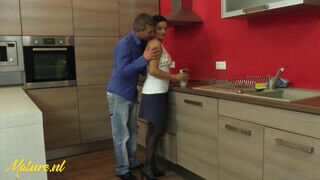 MatureNL - Kisebbségi házaspár a konyhában dug