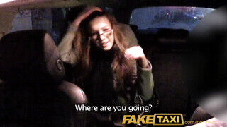 FakeTaxi - Alexis Crystal kedveli a taxiban dugást
