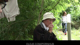 Oldje - kettő idősödő basz meg egy tinicsajt az erdőben
