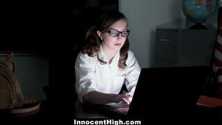InnocentHigh - Gracie May Green lukát a professzor úr bassza