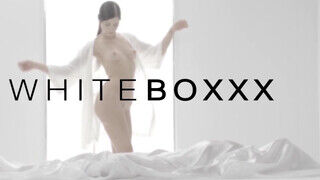 White Boxxx - Stacy Cruz gyöngéd kupakolása