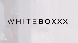 WHITEBOXXX - Vanessa Decker gyengéden kamatyol