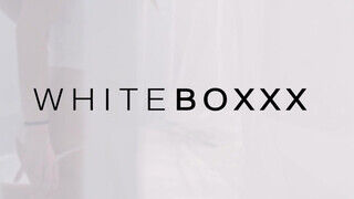 WHITEBOXXX - Szöszke zsenge szuka extra masszázst kap
