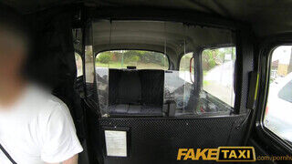 FakeTaxi - Nicola Kiss kupakol a taxissal