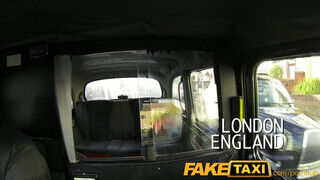 FakeTaxi - zsenge pipi leszívja az korosodó taxist