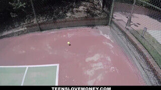 TeensLoveMoney- csábító tenisz játékos kamatyolni akar