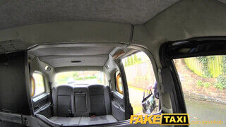 FakeTaxi - izgató korosabb nő a taxiban