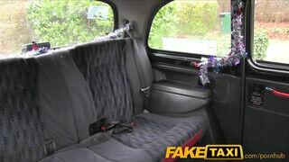 FakeTaxi - hátsó lyukba a taxiban
