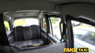 Fake Taxi - Dundi thai pipi kezelésbe veszi a hímvesszőt
