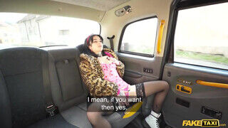 Fake Taxi Driver - Kitetovált zsenge szuka kiéhezett a taxiban
