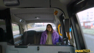 Fake Taxi - Lena Coxx kupakol a sofőrrel
