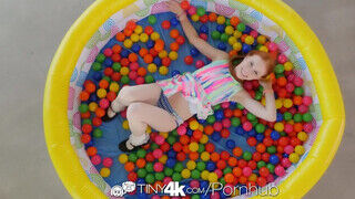 Tiny4k - Dolly Little a pici mellű vörös
