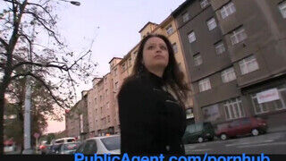 PublicAgent - Sirale a kolosszális csöcsű leányzó