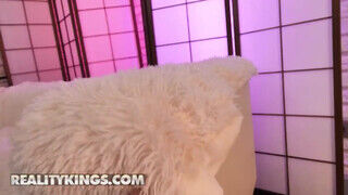 Reality Kings - Leah Meow a szenvedélyes jelmezes spiné