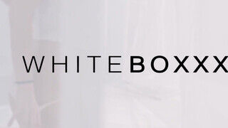 WHITEBOXXX - Nicole Black kinyalatja a bulkeszát