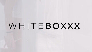 WhiteBoxxx - Naomi bevállalja a óriási hímtagot