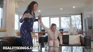 Reality Kings - Stacy Cruz és Isabella De Laa édeshármasban kefélnek