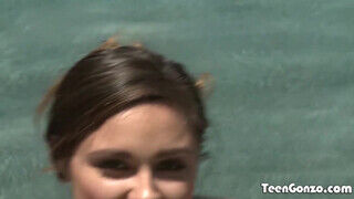 TEENGONZO - Zoey Foxx már a medencébe benyeli a brét