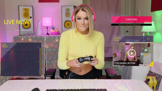 Emma Hix a vézna gamer milf