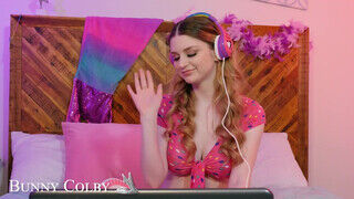 Naughty America - Bunny Colby a termetes mellű streamer leányzó