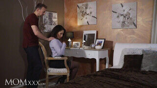 MOMXXX - Adara a bájos kolumbiai milf