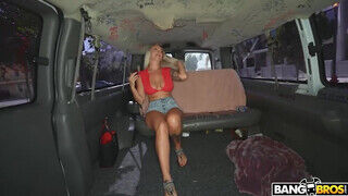 BANGBROS - Elana Bunnz kamatyol a kisbuszban