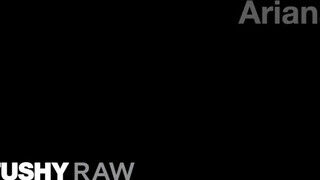TUSHYRAW - Karcsú fiatalasszony hátsó lyukba tolva