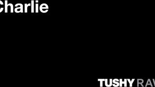 TUSHYRAW - Charlie a dögös szöszke milf
