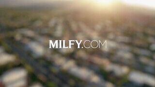 MILFY - Lexi a kisportolt dél amerikai milf