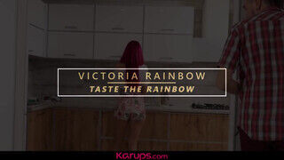 Victoria Rainbow a vonzó vézna milf