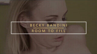 Becky Bandini reszel a fiatalabb csávóval