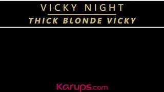 Vicky Night kényezteti a vagináját