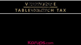 Karups - Vicky Love bekapja a kukacot