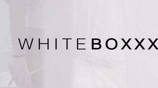 WHITEBOXXX - Sarah Kay gyöngéd kupakolása