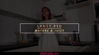 Lansy Red peckezik a konyhában