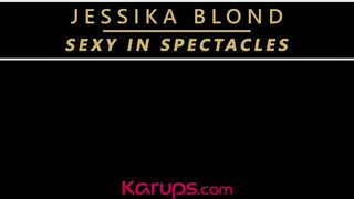 Jessika Blond a izgató szöszi milf