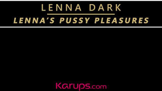 Lenna Dark egy méretes dildóval maszturbál