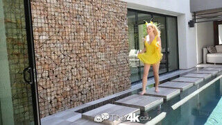 Tiny4k - Raylin Ann a pokémon cosplayes leányzó