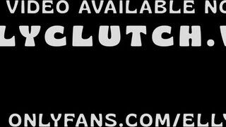Elly Clutch telózás közben kukacot szop
