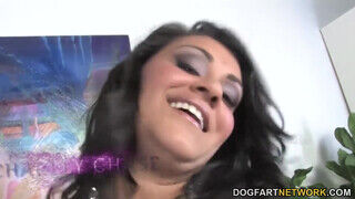 Charley Chase a bájos latin amerikai milf
