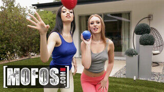 Mofos - Daisy Stone és Scarlett Bloom édeshármasban pajzánkodnak