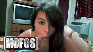 Mofos - Callie Haze gondosan bekúrva