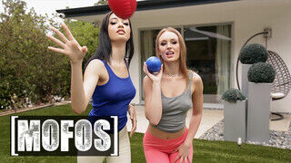 Mofos - Daisy Stone és Scarlett Bloom megosztják a pélót