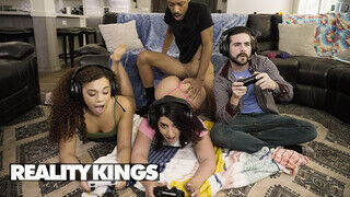 REALITY KINGS - Willow Ryder és Sarah Arabic a bájos gamer csajok