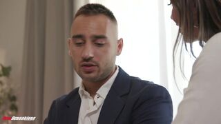 Ribancos főnök kemény, vastag munkamorálját lenyeli a torkán