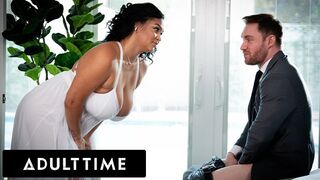 Bazinagy természetes cicik: Ashlyn Peaks vadul ugrál a legjobb barát farkán!