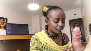 Nyakörves néger kéjnő nyáladzik a főnök cerkáján