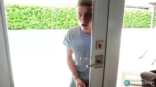 Szexi 40-es sierra megdöngeti a tini kukkolót