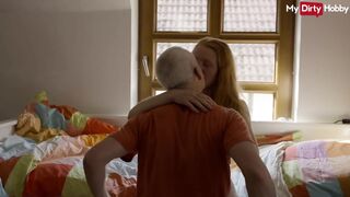 Szöszi tinédzser nyögés míg az vén megdöngeti a nuniját