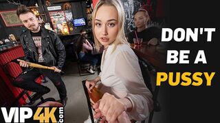 Bátor világos szőke pornósztár döngeti idegen srácot a bárban